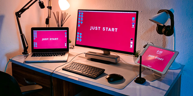 Trois écrans affichant le message 'Just start'