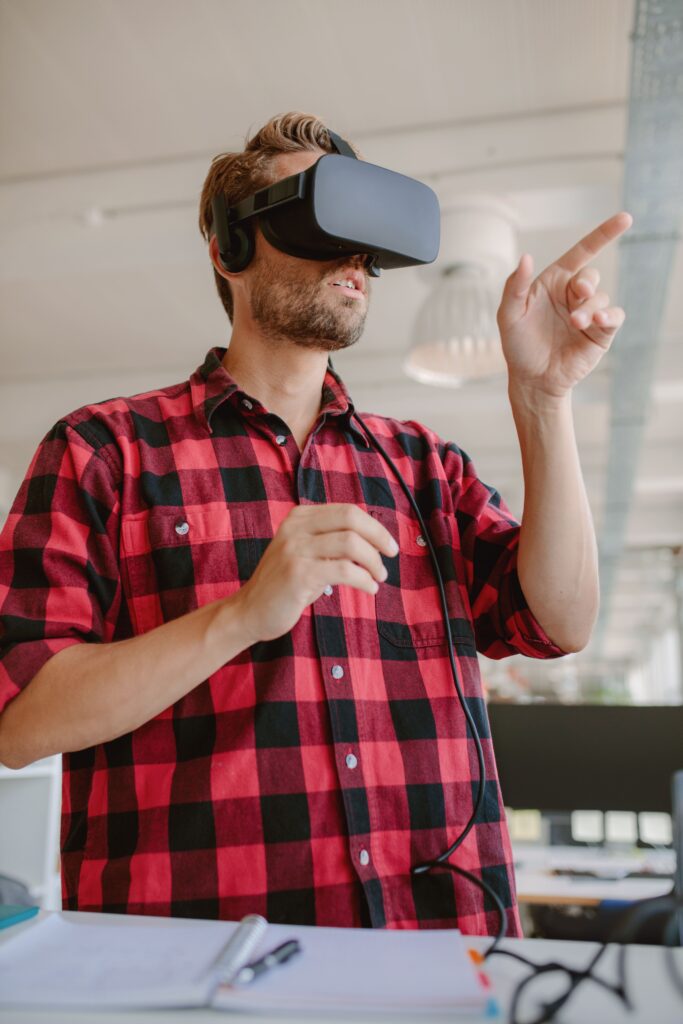 Un homme suit une formation grâce à un casque de réalité virtuelle.