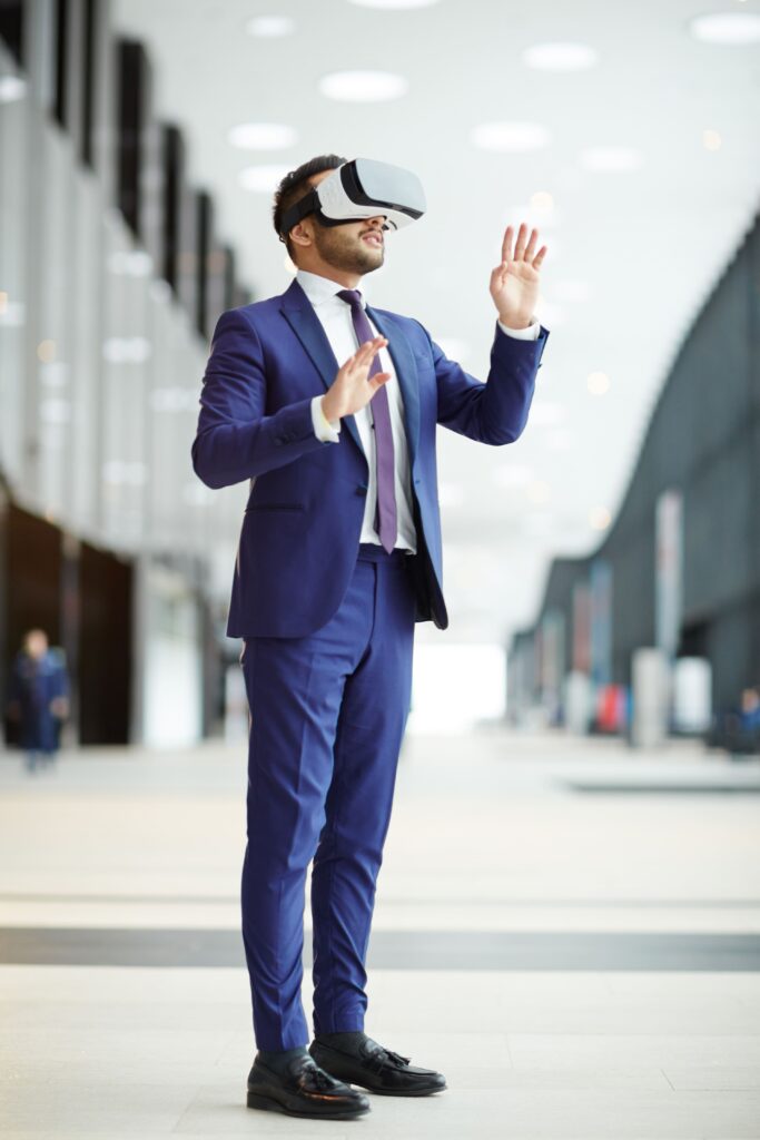 Un homme utilise un casque de réalité virtuelle dans un cadre professionnel